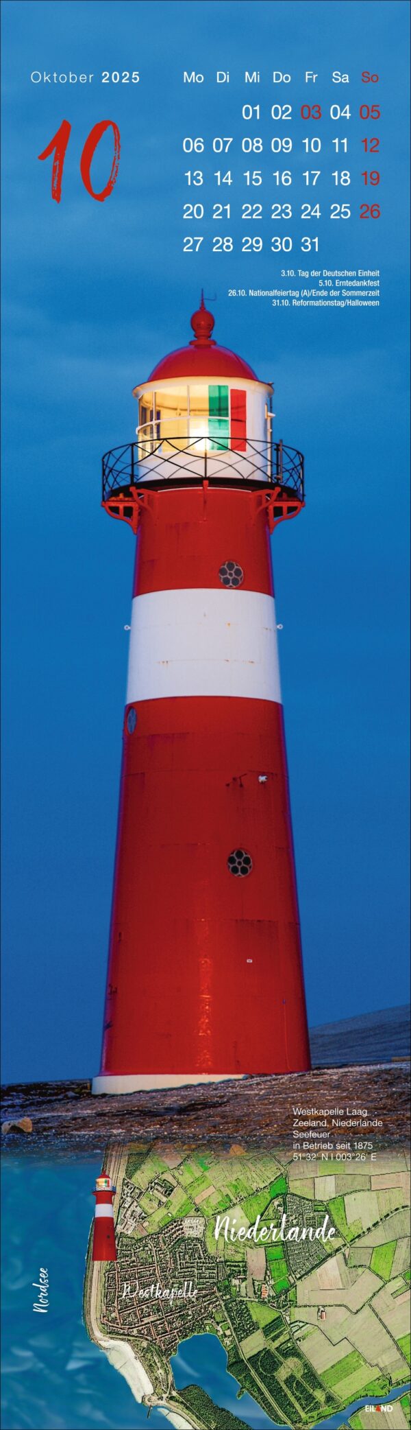 Eine Seite des LongEiland - Kalenders 2025 für Oktober mit einem großen rot-weißen Leuchtturm vor einem strahlend blauen Himmel. Die Daten werden vertikal auf der rechten Seite angezeigt, und eine Karte der Niederlande befindet sich auf der