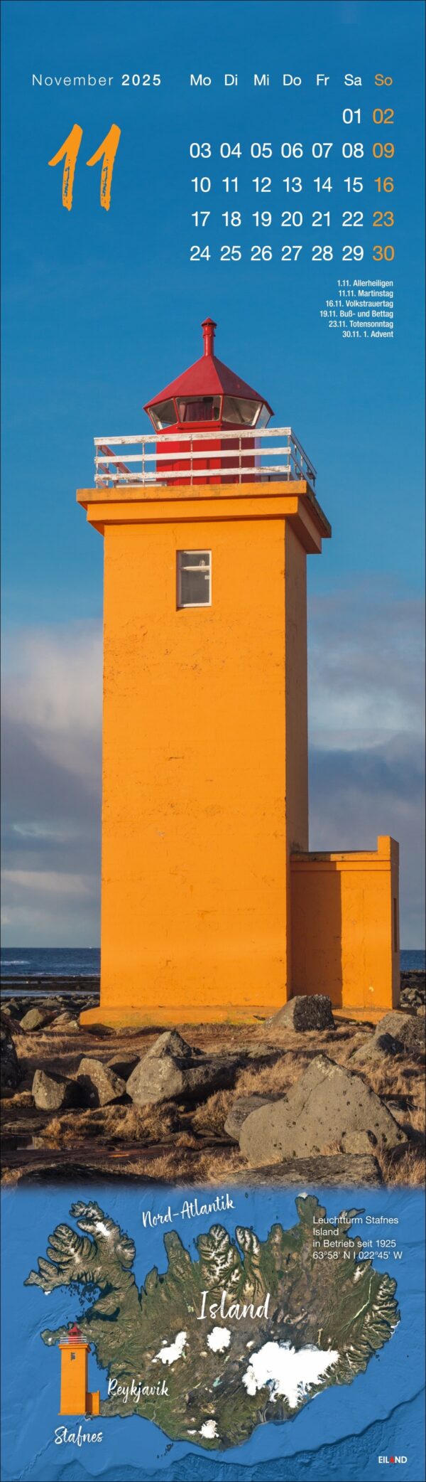Ein LongEiland - Kalender 2025 für November mit einem leuchtend orangefarbenen Leuchtturm an einer felsigen Küste unter einem blauen Himmel mit vereinzelten Wolken. Die Daten sind auf der rechten Seite und eine Karte mit Islands Lage ist ebenfalls enthalten.