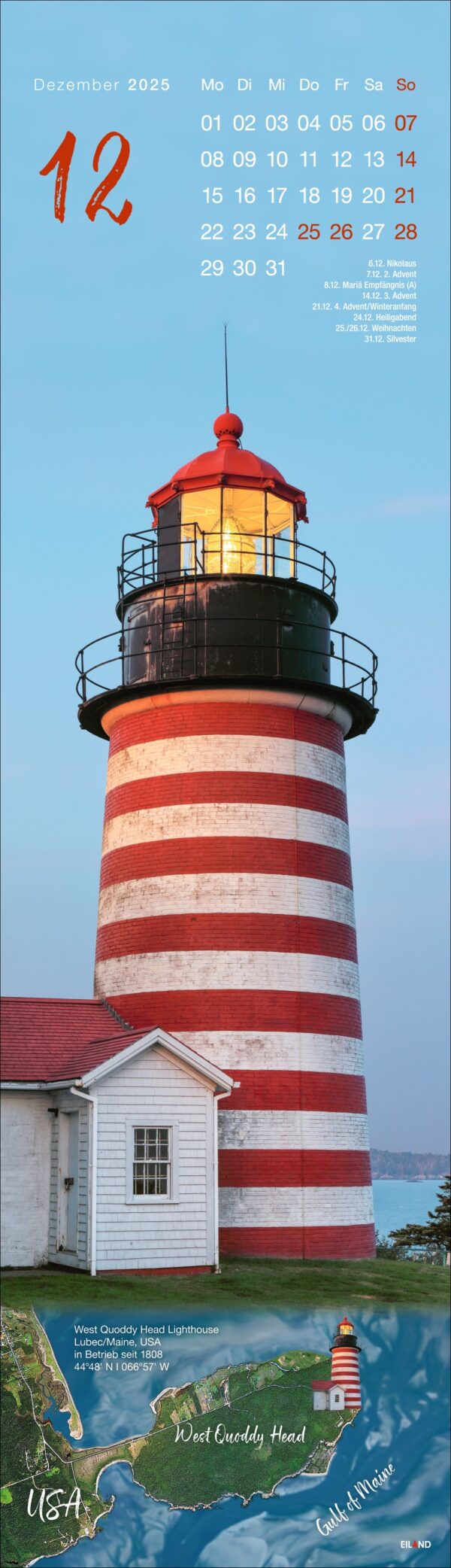 Ein LongEiland - Kalender 2025 Dezember-Poster mit dem West Quoddy Head Lighthouse in Maine, USA. Der Leuchtturm ist rot-weiß gestreift und mit einem beleuchteten Leuchtfeuer ausgestattet.
