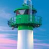 Ein LilleEiland - Kalender 2025 für Januar mit einem großen grün-weißen Leuchtturm in der Abenddämmerung, mit einem Vollmond in einem klaren blauen Himmel. Nachfolgend finden Sie Einzelheiten zum Standort des Leuchtturms in Travemünde.