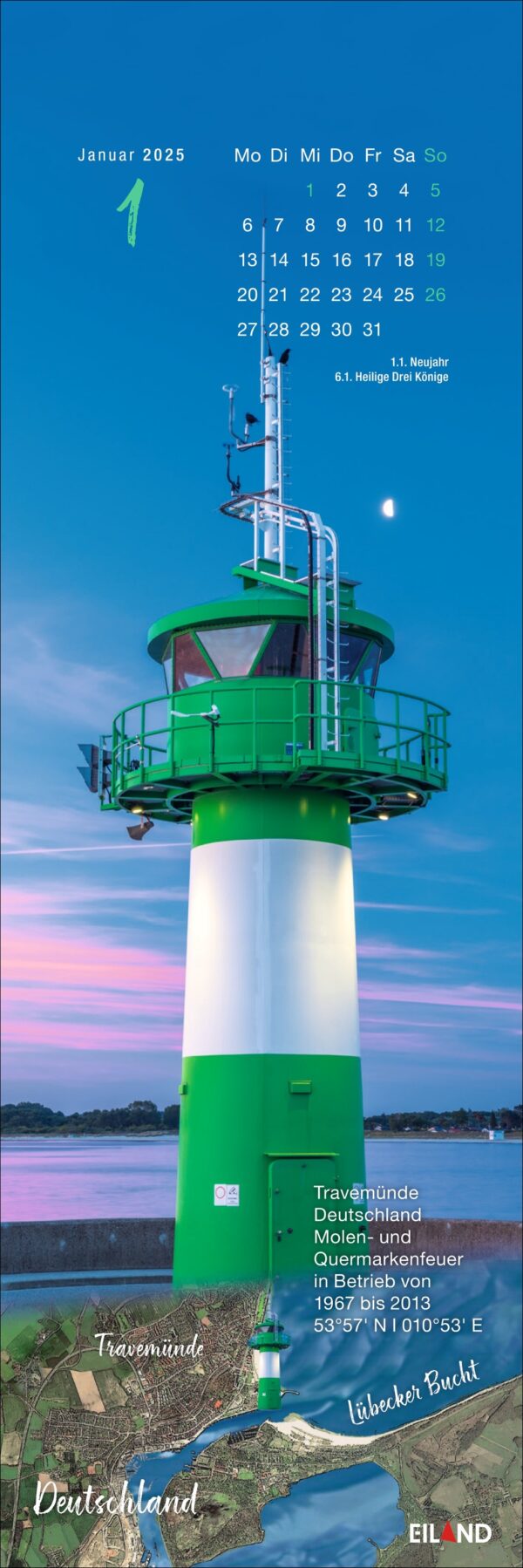 Ein LilleEiland - Kalender 2025 für Januar mit einem großen grün-weißen Leuchtturm in der Abenddämmerung, mit einem Vollmond in einem klaren blauen Himmel. Nachfolgend finden Sie Einzelheiten zum Standort des Leuchtturms in Travemünde.