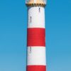 Ein digitales Kunstwerk von LilleEiland - Kalender 2025 in Schottland, kontrastiert vor einem klaren blauen Himmel. Der Leuchtturm weist rot-weiße Streifenmuster auf. Unten ist auf einer Karte sein Standort auf Tarbat hervorgehoben.