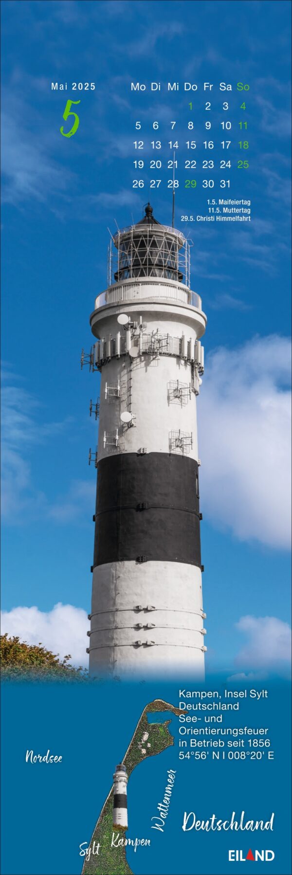 Ein hoher, historischer weißer Leuchtturm mit einem schwarzen Laternenraum und einem Balkon steht unter einem klaren Himmel. Ein LilleEiland - Kalender 2025 für Mai und eine Karte von Deutschland mit der Insel Sylt sind
