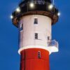 Eine Werbeseite für den LilleEiland-Kalender 2025 mit dem Juni 2025, mit einem großen rot-weißen Leuchtturm mit Blick auf die Nordsee. Der Text enthält Daten, Mondphasen und Ortsangaben auf Deutsch.