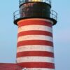 Ein LilleEiland - Kalender 2025 für Dezember mit dem Leuchtturm West Quoddy Head. Der Kalender hat rote und weiße Streifen auf dem Leuchtturm, die Daten sind ausgerichtet