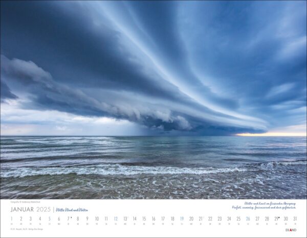 Ein Wetter-, Wind- und Wolken-Kalender 2025 mit dem Januar, mit einem dramatischen Bild einer Böenwolke über einem stürmischen Meer. Die Wolke, beeinflusst von starken Winden, erstreckt sich über den Himmel und zeigt einen Kontrast zwischen Dunkel und Dunkel.