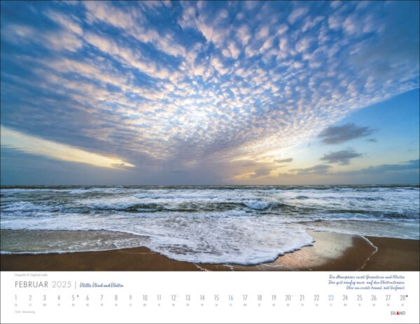 Ein Wetter, Wind und Wolken-Kalender für Februar 2025 mit einem ruhigen Sonnenaufgang am Strand, ausgedehnten Wolken und sanften Wellen. Die Tage sind unten ausgerichtet, wobei die Landschaft die oberen drei Viertel des Rahmens ausfüllt.
