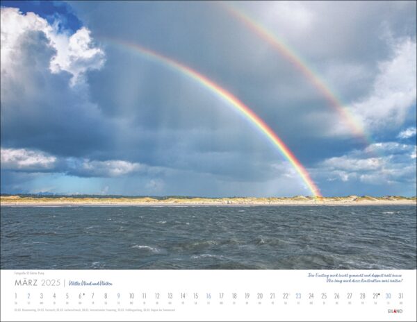 Kalender 2025 mit März, einem leuchtenden doppelten Regenbogen über einer rauen See und einem Sandstrand unter einem wolkigen Himmel mit Wetter, Wind und Wolken 2025. Die Daten sind oben in einer klaren Schriftart aufgeführt.
