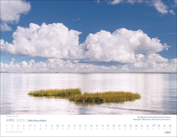 Kalender 2025 „Wetter, Wind und Wolken“ mit einer ruhigen Landschaft mit einem riesigen See unter blauem Himmel mit flauschigen Wolken und gelegentlichen Windböen. Der See spiegelt den Himmel und enthält Flecken von grünem Schilf.
