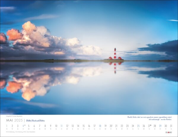Ein Kalender-Hintergrundbild „Wetter, Wind und Wolken“ für 2025 mit einer ruhigen Szene: ein Leuchtturm mit einer roten Spitze an einem entfernten Ufer, unter ausgedehnten Wolken, die sich in einer spiegelglatten Wassermasse spiegeln.