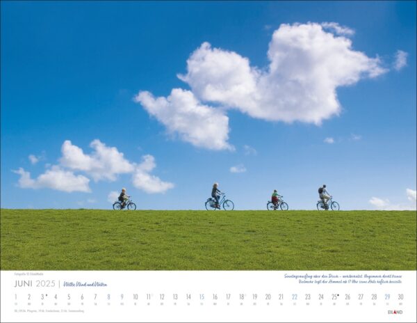 Ein Kalender für 2025 mit dem Titel „Wetter, Wind und Wolken“ mit vier Radfahrern, die unter einem klaren blauen Himmel mit verstreuten weißen Wolken über einen leuchtend grünen Hügel fahren. Wochentage und Daten werden darunter angezeigt.
