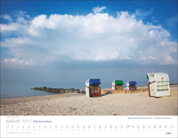 Ein Wetter, Wind und Wolken 2025 August-Kalender mit einer ruhigen Strandszene mit drei überdachten Strandstühlen, gekennzeichnet mit den Nummern 178 und 179, die auf hellem Sand sitzen. Ein ruhiges Meer, ein bewölkter Himmel mit