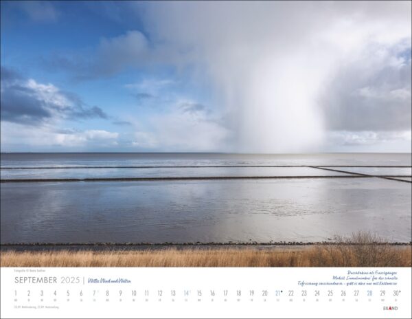 Ein Wetter-, Wind- und Wolken-Kalender 2025 für September mit einem Bild eines Strandes und eines entfernten Regenschauers über einem weiten, ruhigen Meer unter einem teilweise bewölkten Himmel. Die Tage des Monats sind unten ausgerichtet.