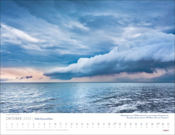 Ein Wetter-, Wind und Wolken-Kalender 2025 für Oktober mit einem dramatischen Bild eines weiten, ruhigen Meeres unter einer großen, wogenden Wolkenformation, die sich über den Himmel erstreckt und Blau- und Weißtöne vermischt und so die Essenz einfängt.