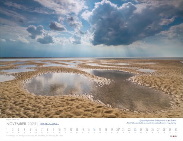 Ein Kalender „Wetter, Wind und Wolken 2025“ überlagert eine ruhige Strandszene mit flachen Wasserbecken, in denen sich der Himmel spiegelt. Dunkle Wolken 2025 lassen Sonnenstrahlen durch und heben die strukturierte Sandoberfläche hervor.