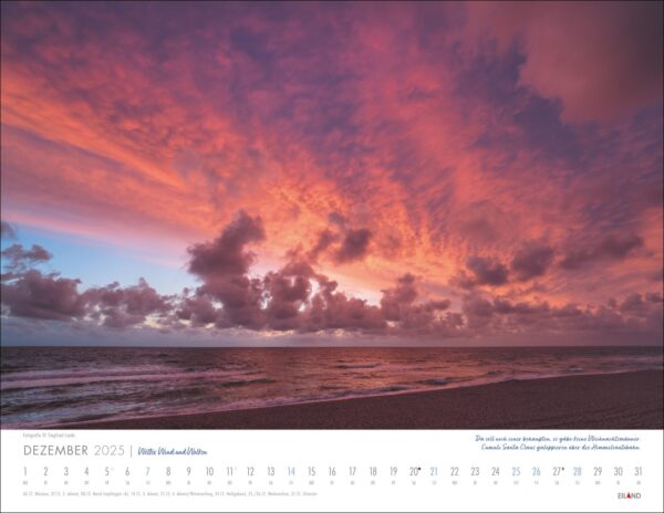 Ein Wetter, Wind und Wolken-Kalender 2025 mit einem leuchtenden Sonnenuntergang über einem Strand mit vereinzelten Wolken am Himmel, die rosa und orange Farbtöne auf das darunterliegende Meer reflektieren. Die Tage des Monats sind übereinander gelegt.