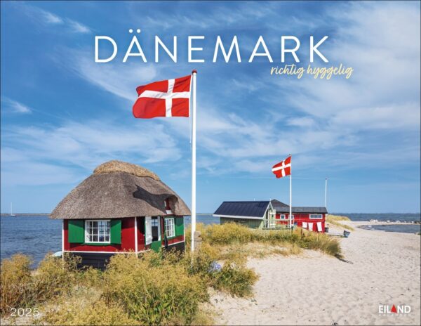 Eine malerische Aussicht in Dänemark - richtig hyggelig 2025 mit einem traditionellen strohgedeckten Haus neben einem modernen Gebäude, beide mit dänischer Flagge. Die ruhige Kulisse umfasst einen klaren blauen Himmel und ein ruhiges Meer. Text auf dem