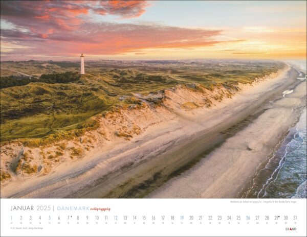 Luftaufnahme einer Küstenlandschaft in Dänemark bei Sonnenuntergang, mit einem weißen Leuchtturm auf Sanddünen mit üppigem Grün neben einer sanften Meeresströmung. Enthält einen Kalender für Januar 2025.