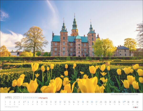 April DÄNEMARK - richtig hyggelig 2025 Kalender mit einem Foto von Schloss Rosenborg in Kopenhagen, Dänemark, mit leuchtend gelben Tulpen im Vordergrund und einem klaren blauen Himmel. Die Kalenderdaten werden angezeigt unter