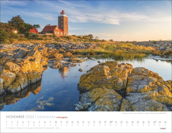 Eine Kalenderseite für 2025 „DÄNEMARK – richtig hyggelig“ mit einer hyggelig-schönen Aussicht auf die dänische Küste bei Sonnenuntergang mit einem markanten Leuchtturm, dem spiegelnden ruhigen Meer und darunter mit gelblichem Moos bedeckten Felsen.