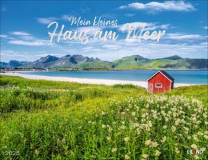 Rote Holzhütte auf einer üppigen grünen Wiese mit weißen Blumen im Vordergrund. Im Hintergrund sind ein ruhiges blaues Meer, ein Sandstrand und Berge zu sehen. Der Text lautet „Mein kleines Haus am Meer 2025“.