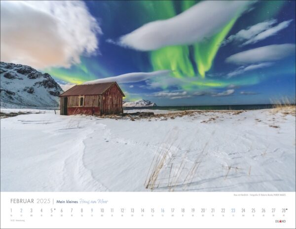 Eine Kalenderseite für Februar 2025 mit einem atemberaubenden Bild des Nordlichts über „Mein kleines Haus am Meer 2025“. Das Haus steht auf schneebedecktem Boden und das Nordlicht färbt den Himmel.