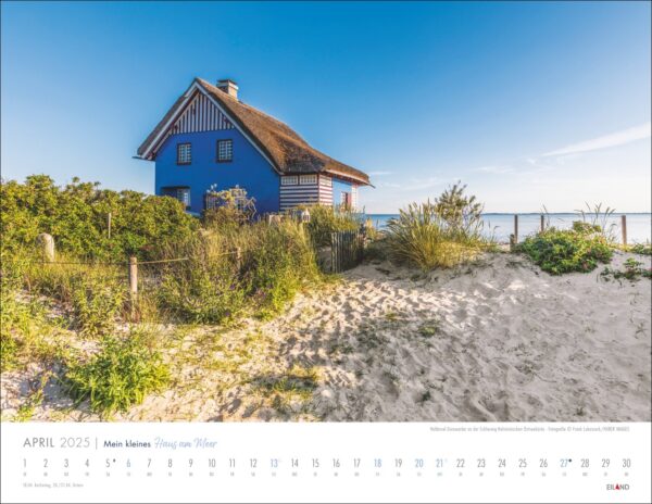Ein Mein kleines Haus am Meer-Kalender 2025 mit einem malerischen Haus am Meer mit blauem Strohdach an einem Sandstrand, mit Dünengras im Vordergrund unter klarem Himmel. Die Tage des Monats sind