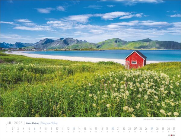 Ein malerischer Kalender „Mein kleines Haus am Meer“ für 2025 mit einer lebendigen Landschaft mit einer kleinen Holzhütte an einem üppigen Meeresufer unter einem klaren blauen Himmel. Im Hintergrund ragen Berge auf und im Vordergrund sind wilde weiße Blumen zu sehen.