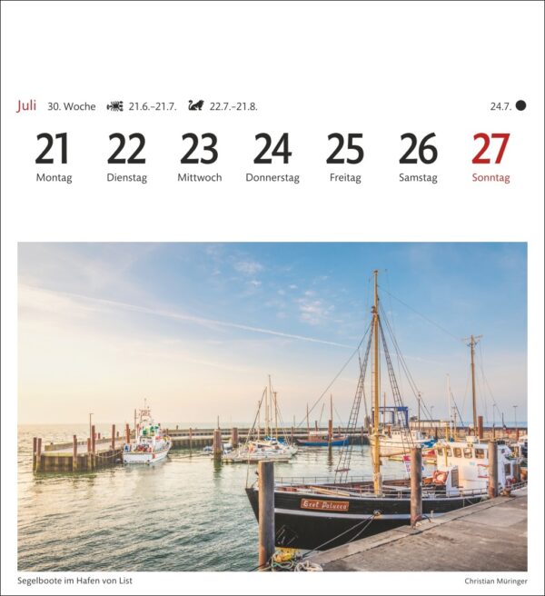 Ein malerisches Bild des Hafens in der Liste, das mehrere an einem Pier angedockte Segelboote unter einem klaren Himmel während der goldenen Stunde zeigt, mit Informationstext und einem Kalender mit Daten vom 21. bis 27. Juli.