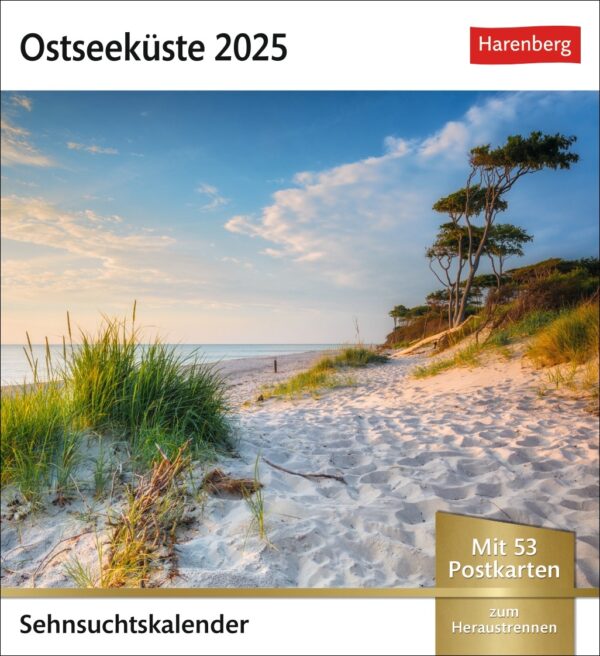Ein Kalendercover mit dem Titel „Ostseeküste 2025“ zeigt eine ruhige Strandszene mit üppigem Grün, Sanddünen und Gras, die bei Sonnenuntergang zu einem ruhigen Meer unter klarem Himmel führt. Auf dem Cover sind außerdem „53 Postkarten“ und die Bezeichnung „Sehnsuchtskalender“ zu finden.