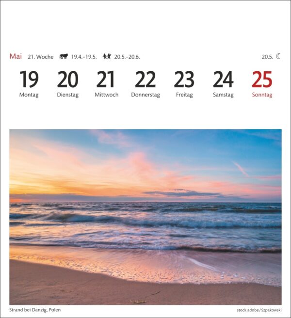 Eine Kalenderseite für Mai zeigt die Daten 19 bis 25, wobei der 25. hervorgehoben ist. Darunter ein ruhiger Sonnenuntergang über einem Strand mit sanften Wellen unter einem pastellfarbenen Himmel. Die Bildunterschrift lautet „Strand bei Danzig, Polen“.