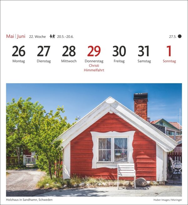 Ein malerisches rotes Häuschen mit weißen Verzierungen und einem Schornstein, umgeben von üppigem Grün unter einem klaren blauen Himmel, erscheint neben einem Kalender, der Daten vom 26. Mai bis zum 1. Juni anzeigt und den 29. Mai als Himmelfahrtstag kennzeichnet.
