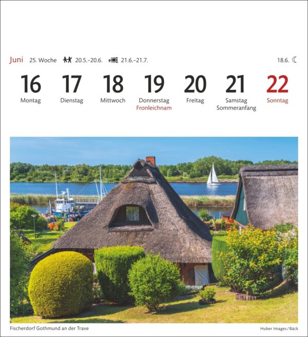 Ein Kalenderblatt für Juni mit den Wochentagen auf Deutsch von Montag, dem 16., bis Sonntag, dem 22., und einem Foto eines rustikalen Reetdachhauses in einem ruhigen Küstendorf.