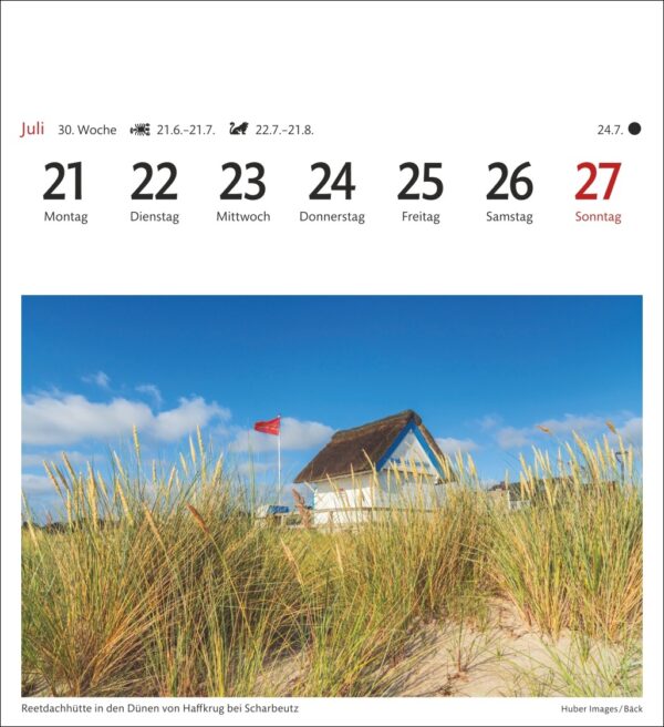 Eine Kalenderseite für Juli mit den Daten 21.-27. Das Hintergrundbild zeigt eine Strandszene mit einem malerischen Haus, eingebettet zwischen Sanddünen, die von wallendem Strandhafer bedeckt sind. Der Himmel ist klar und auf dem Haus weht eine Flagge.