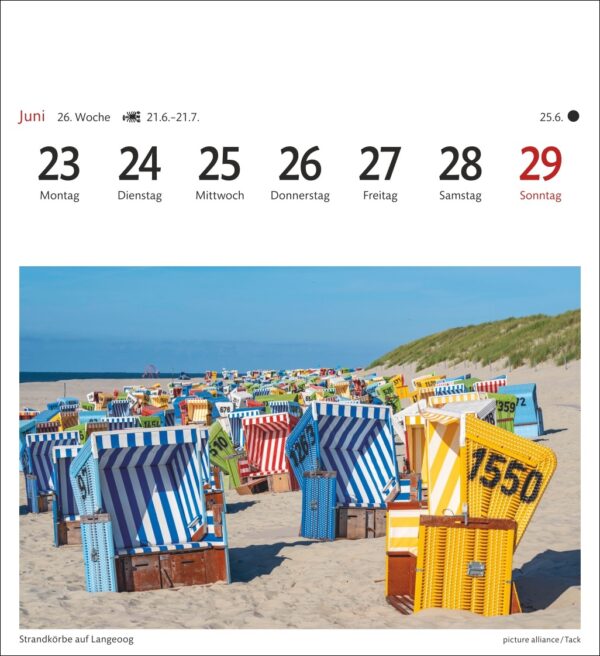 Eine bunte Reihe gestreifter Strandstühle am Sandstrand von Langeoog unter einem klaren blauen Himmel, mit einer Grafiküberlagerung, die Tage und Daten einer Woche im Juni zeigt.