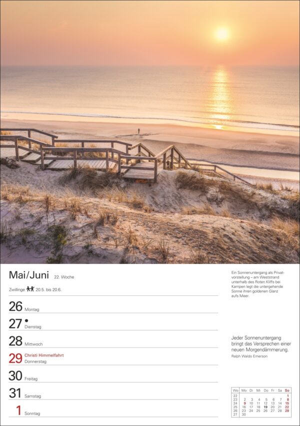 Eine Kalenderseite für Mai/Juni mit Daten, von denen einige mit Ereignissen markiert sind. Im Hintergrund ein ruhiger Sonnenaufgang über einem Strand, betrachtet von einem Holzsteg durch die Dünen. Sanfte Rosa- und Orangetöne dominieren den Himmel und das Wasser.