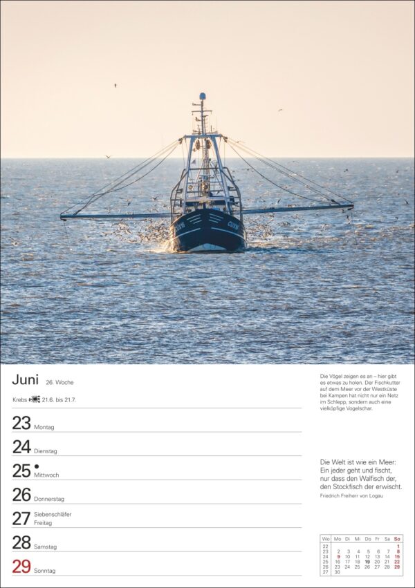 Ein Fischereifahrzeug auf See, dargestellt in ruhigen Gewässern während eines Sonnenuntergangs mit ausgefahrenen Netzen, und seitlich ist eine Kalenderseite für Juni mit den Daten vom 23. bis 29. sichtbar.