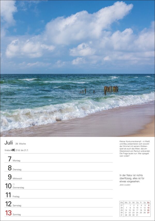 Eine ruhige Strandszene mit sanften Wellen, die an das Sandufer plätschern. Im Hintergrund ragen die Überreste eines alten Holzstegs unter einem Himmel voller flauschiger weißer Wolken aus dem leuchtend blauen Ozean. Das Bild enthält auf der rechten Seite auch einen Juli-Kalender.