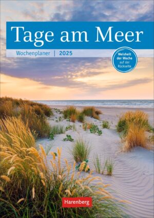 Cover eines Wochenplaners für 2025 mit dem Titel „Tage am Meer“ mit einem malerischen Strand bei Sonnenuntergang mit goldenem Himmel, dem Meer im Hintergrund und Sanddünen mit grünem Gras im Vordergrund.