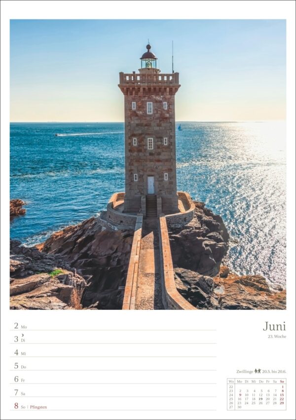 Eine malerische Kalenderseite, die einen stabilen Leuchtturm auf einem Felsvorsprung mit Blick auf das Meer unter einem klaren blauen Himmel zeigt. Ein Holzsteg führt zu dem Bauwerk. Der Kalender zeigt den Juni an, an der Seite sind die Daten aufgeführt.