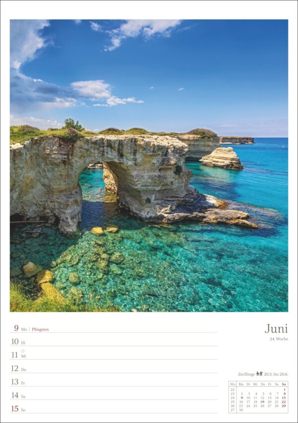 Eine malerische Kalenderseite für Juni, die eine lebendige Küstenlandschaft mit klarem, türkisfarbenem Wasser zeigt. Sie zeigt verwitterte Felsformationen mit Bögen über dem Meer und einen strahlend blauen Himmel. Darunter sind die Daten vom 9. bis 15. Juni aufgeführt.
