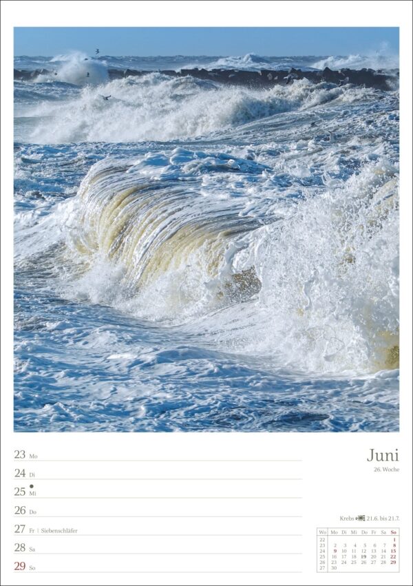 Eine Kalenderseite für Juni mit einem Bild von kräftigen Meereswellen, die unter einem klaren blauen Himmel brechen und bei denen Schaum und Gischt sichtbar sind. Die Wochentage sind unten aufgereiht und die Daten vom 23. bis zum 29. markiert.