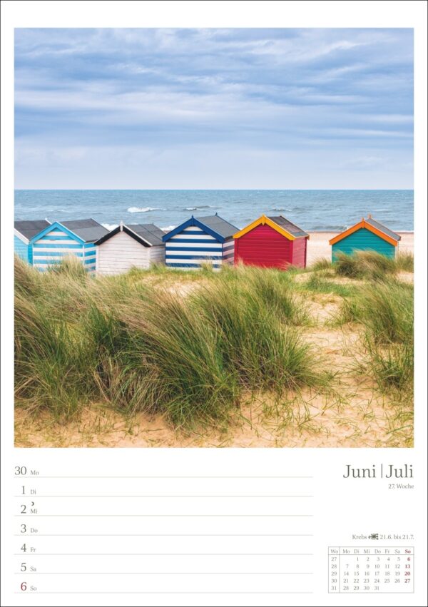 Eine Kalenderseite mit farbenfrohen Strandhütten in verschiedenen Farben, aufgereiht an einem Sandstrand mit grasbewachsenen Dünen im Vordergrund und einem grauen Meer unter einem blauen Himmel mit Wolken im Hintergrund. Der Kalender zeigt Tage im Juni und Juli.