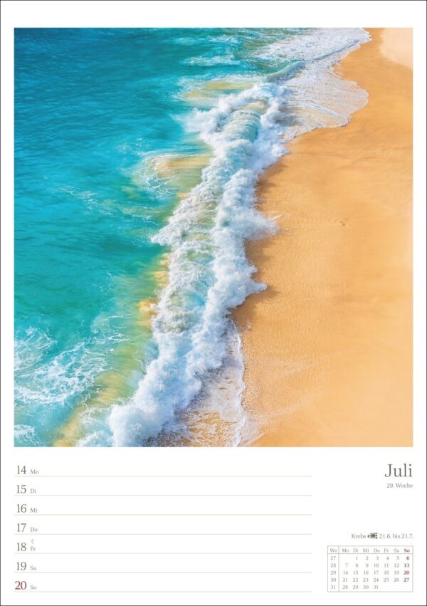 Ein Kalenderblatt für Juli zeigt eine Draufsicht auf einen Sandstrand mit sanften Wellen. Auf der linken Seite sind die Daten aufgeführt und oben rechts ist der Monat „Juli“ aufgedruckt. Das klare blaue Wasser bildet einen Kontrast zum hellen Sand.