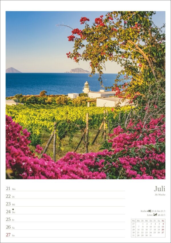 Eine malerische Aussicht auf einen Leuchtturm durch einen Rahmen aus üppig grünen Weinbergen und leuchtend rosa Blumen. Im Hintergrund bereichern das Meer und ein klarer blauer Himmel die idyllische Landschaft, begleitet von einem Kalender für Juli unter dem Bild.