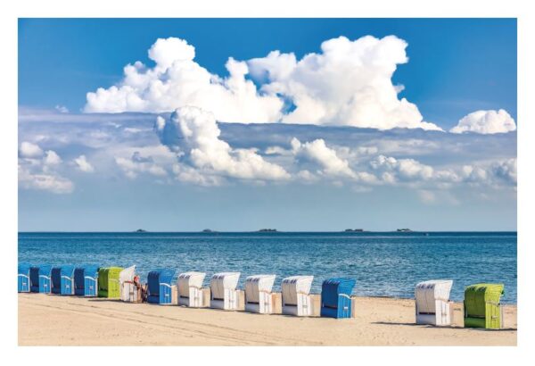 Eine Reihe bunter Strandstühle blickt auf das Meer unter einem klaren blauen Himmel mit flauschigen weißen Wolken. In der Ferne säumen kleine Inseln den Horizont über dem ruhigen Ozean in der Nähe der Insel FÖHR ...meine Insel.