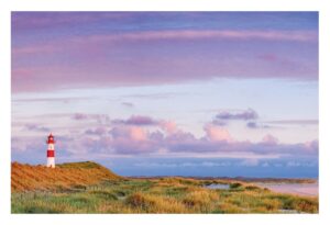 Eine ruhige Landschaft mit einem rot-weiß gestreiften Leuchtturm inmitten grüner Dünen unter einem pastellfarbenen Sonnenuntergangshimmel mit flauschigen Wolken. Die Szene vermittelt eine friedliche Küstenumgebung auf SYLT ...meiner Insel.
